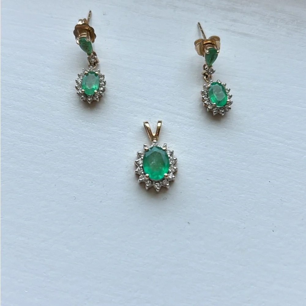 14K gold natural emerald pendant and earrings set - Picture 6 of 7